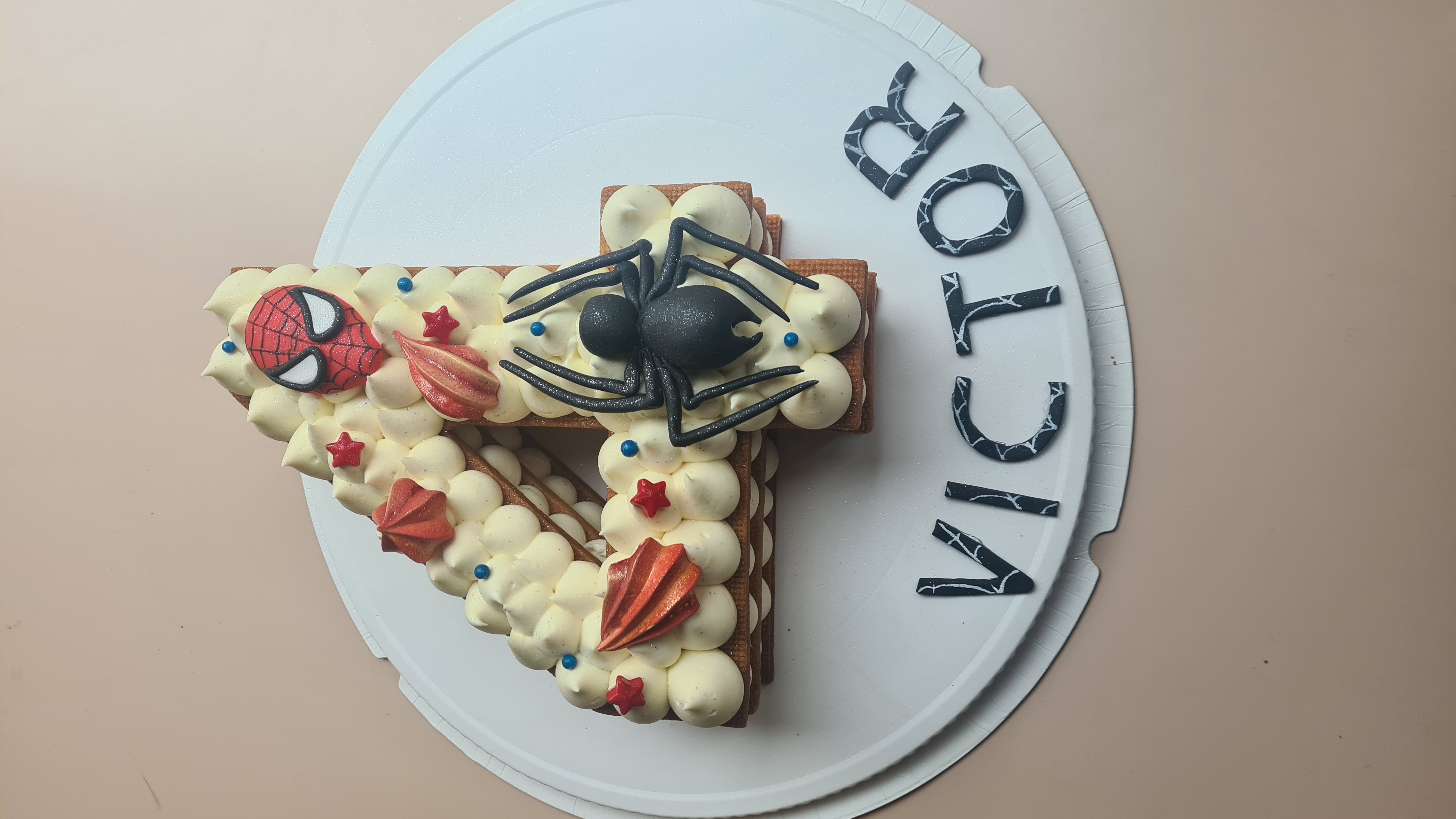 Number cake chiffre 4 macarons - Gâteau d'anniversaire chic Paris